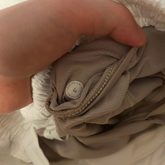 Lululemon white hotty hots low rise 2.5 - Picture 4 of 4